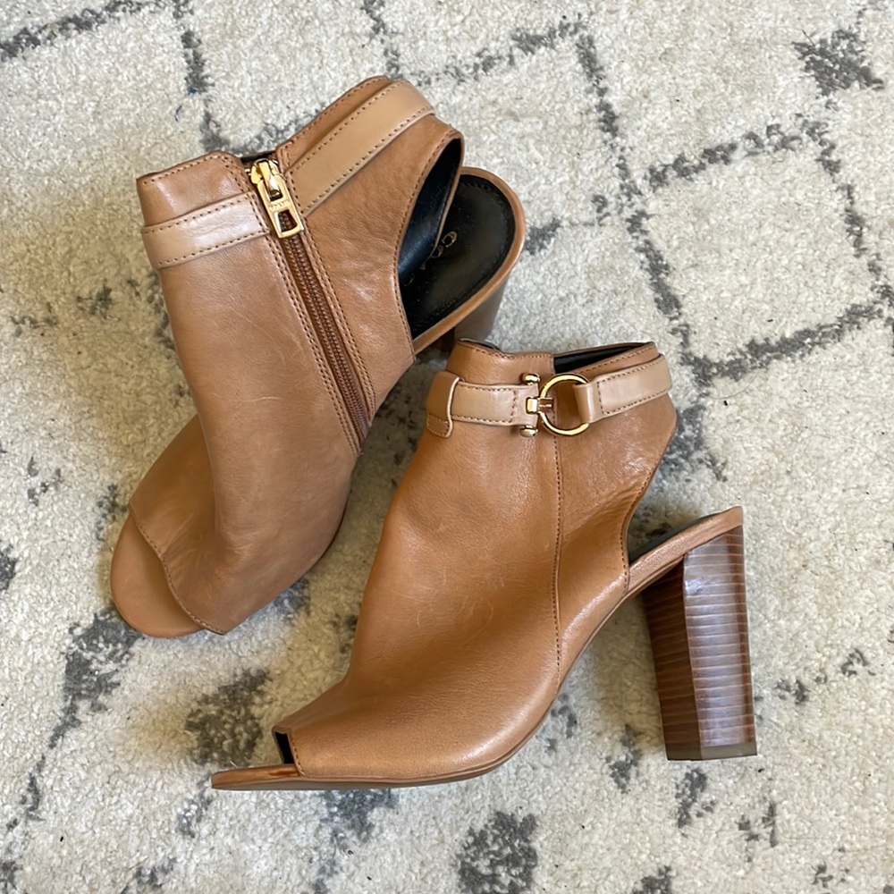 (Coach) Light Brown Leather with Wooden Stacked Heel Lafayette Peep-toe